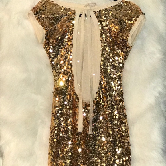 Gold dress. - Picture 4 of 8